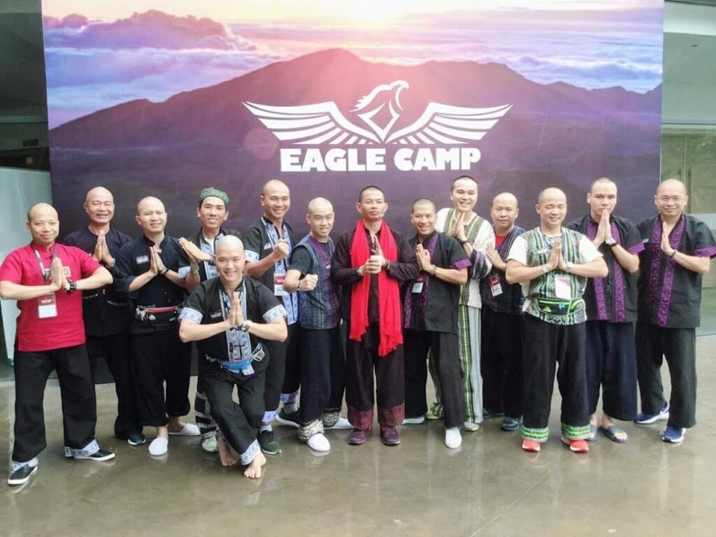 Nguyễn Ngọc Vũ cùng thầy Phạm Thành Long và đồng đội Eagle Camp trong một chương trình huấn luyện tại Sapa
